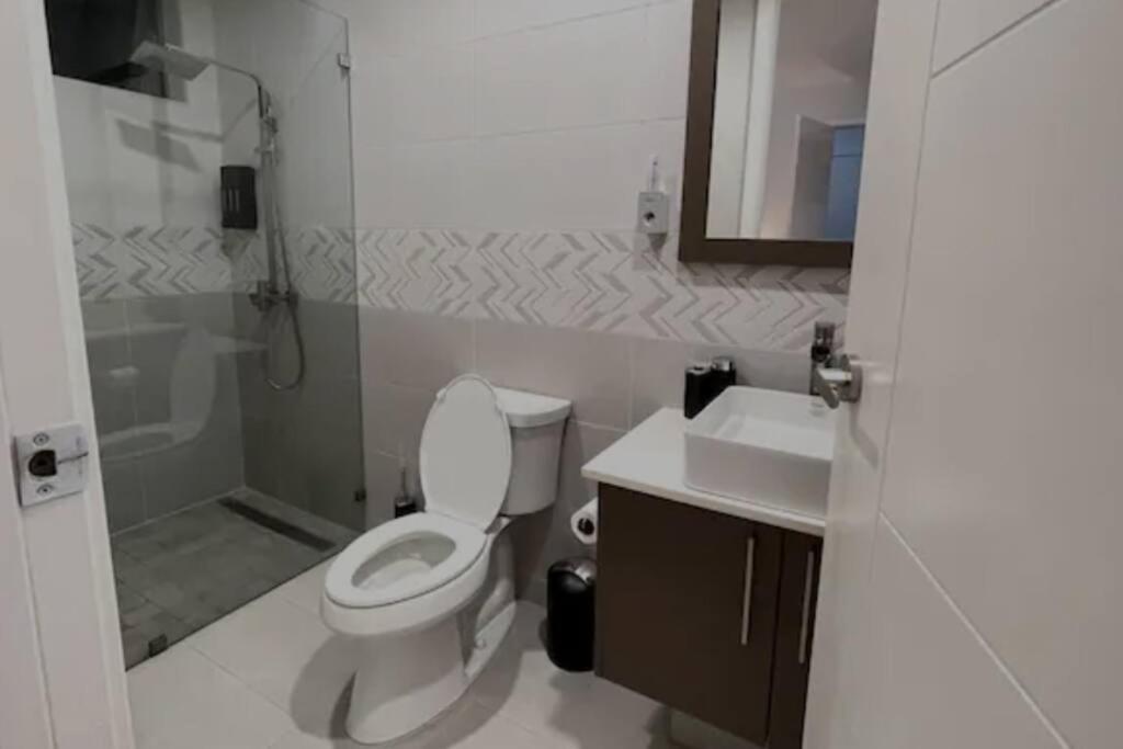 Parkhurst Lux Condo Near Devon House Kingston Ngoại thất bức ảnh