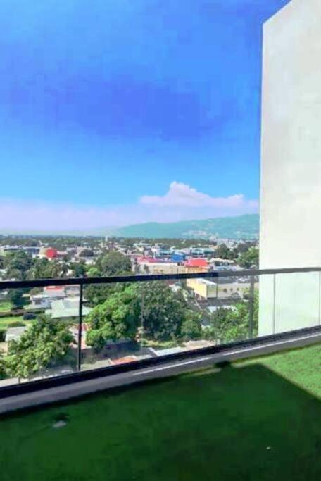 Parkhurst Lux Condo Near Devon House Kingston Ngoại thất bức ảnh